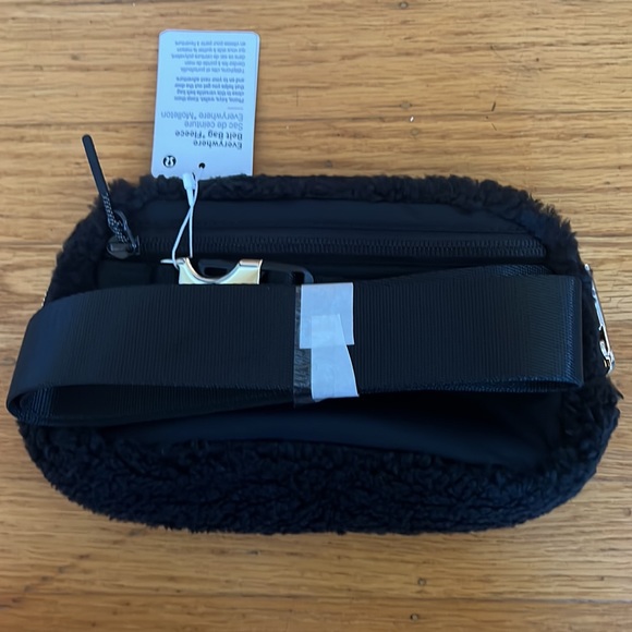 NWT Black Lululemon Fleece Sherpa Everyday Belt Bag! - Picture 4 of 10